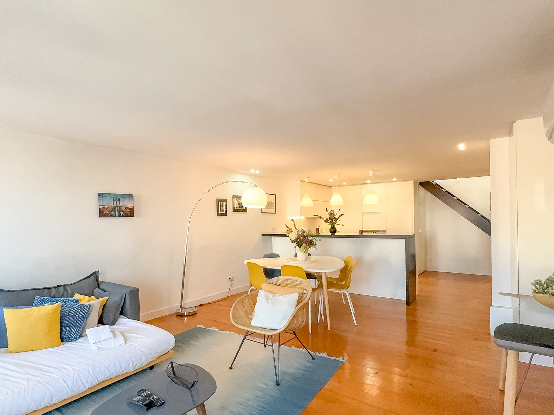 Sala e cozinha integradas num apartamento gerido pela The Lisbon Concierge