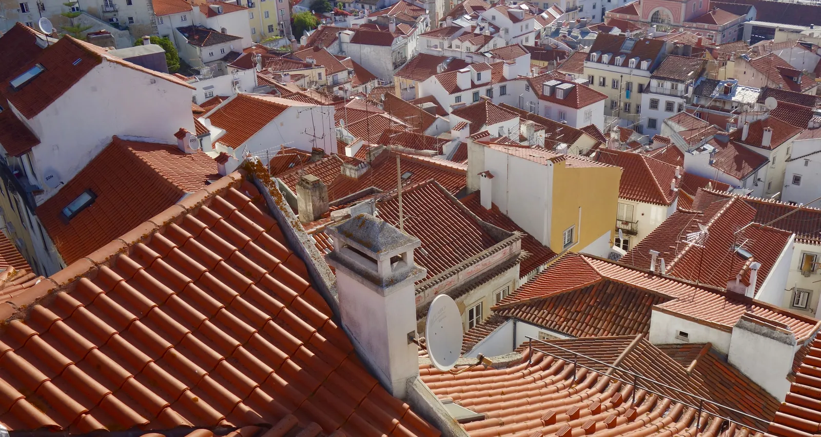 Os telhados de Alfama vistos das Portas do Sol: outra paragem num passeio pela descida.