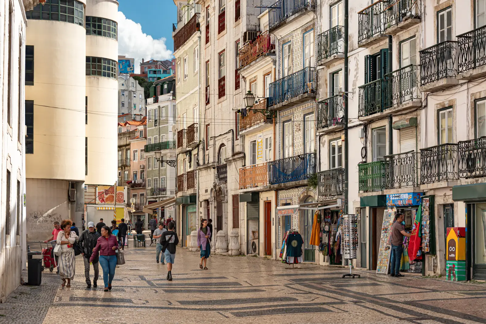 A Rua da Mouraria, para um passeio antes ou depois da refeição.