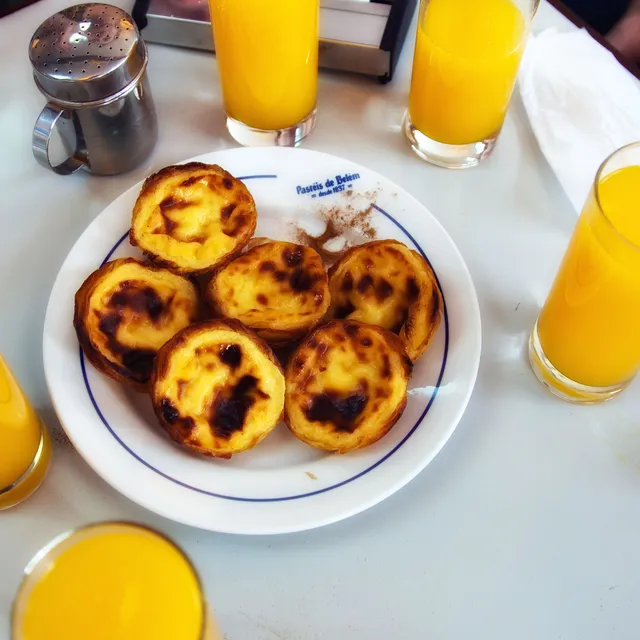 Pastéis de Belém à mesa