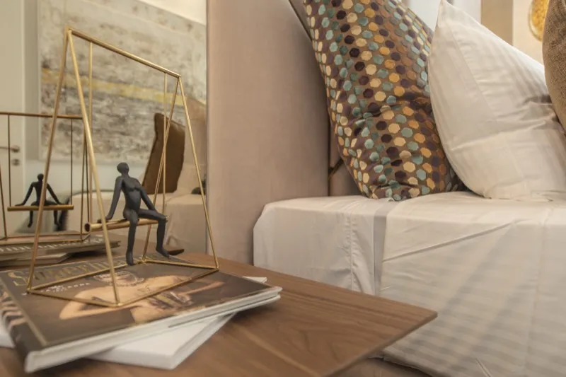 Detalhe elegante de quarto numa propriedade gerida