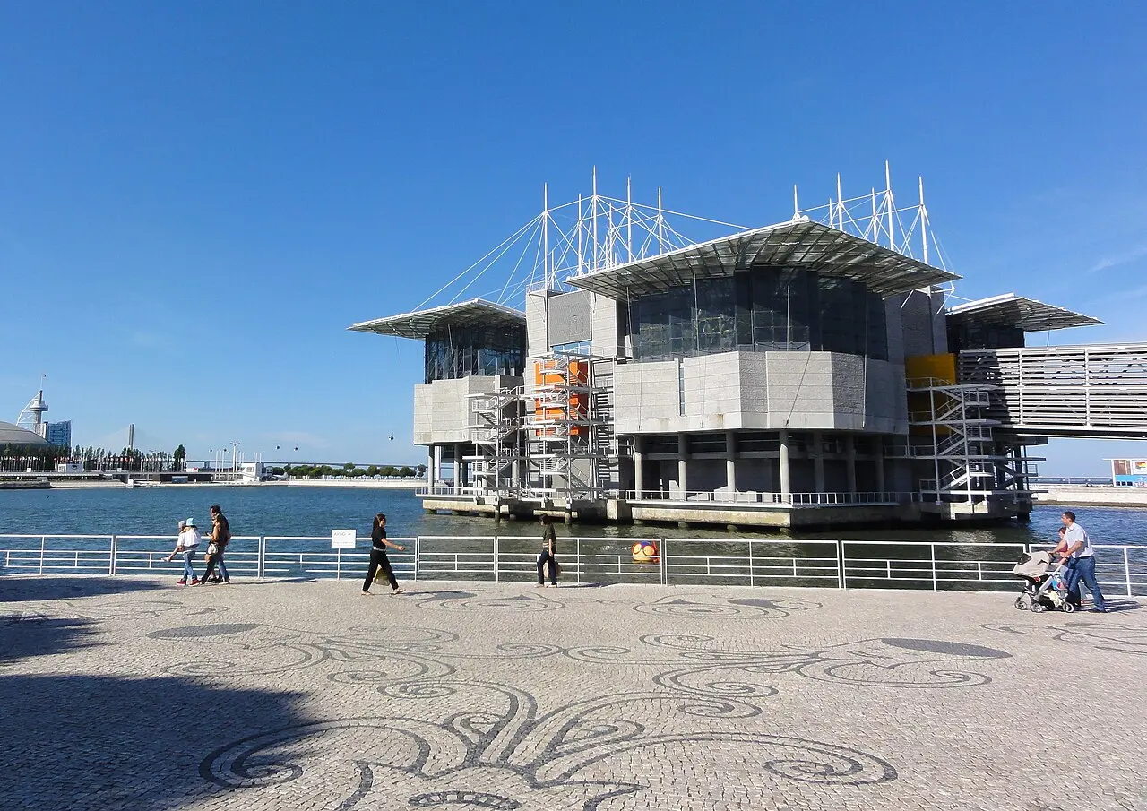 Oceanário de Lisboa junto ao passeio ribeirinho no Parque das Nações